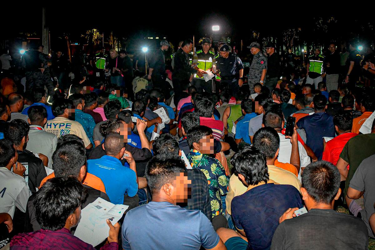 Pengarah Jabatan Imigresen Malaysia (JIM) Selangor Khairrul Aminus Kamaruddin (tengah) bersama pegawainya memeriksa dokumen warga asing yang ditahan ketika Operasi Bersepadu JIM Selangor di Taman Perindustrian Pulau Indah, Pelabuhan Klang- BERNAMA