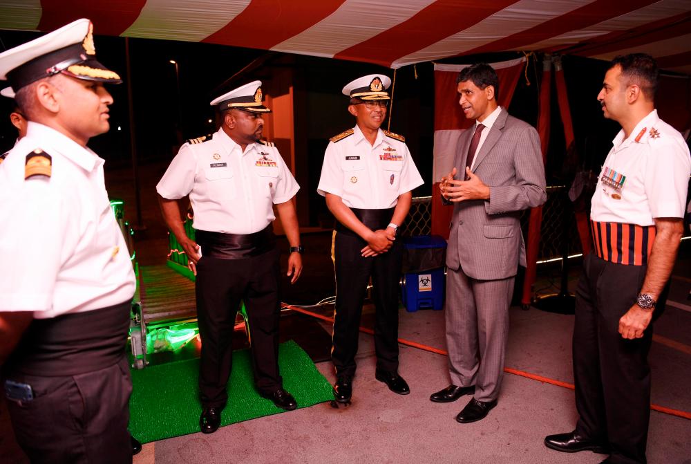 KLANG PORT, August 29 -- Indian High Commissioner to Malaysia, B. Nagabhushana Reddy (second, right) at a dinner in conjunction with the three-day visit of the Indian Navy Ship, INS Sumedha at the National Hydrographic Center of Malaysia, Pulau Indah yesterday. BERNAMAPIX