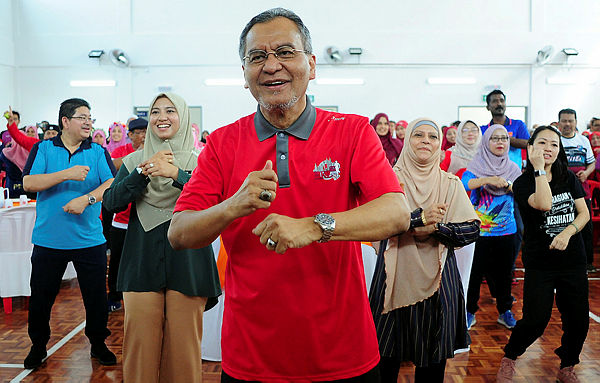 Health Minister Datuk Seri Dr Dzulkefly Ahmad participating in aerobic exercise during the Kuala Selangor District Healthcare Award presentation ceremony. — Bernama