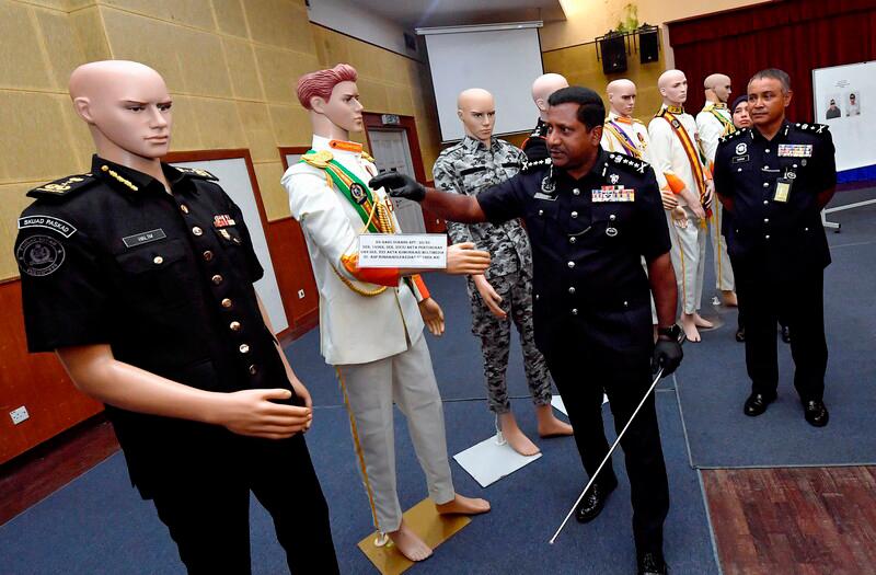 Ketua Polis Selangor Datuk Hussein Omar Khan (kiri) menunjukkan pakaian istiadat sebuah pertubuhan yang menyerupai badan beruniform kerajaan yang dirampas ketika sidang media di Ibu Pejabat Polis Kontinjen Selangor hari ini. fotoBERNAMA