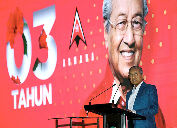 Prime Minister, Tun Dr Mahathir Mohamad at a dinner organised by the Angkatan Bersatu Anak Muda (Armada) last night. — Bernama