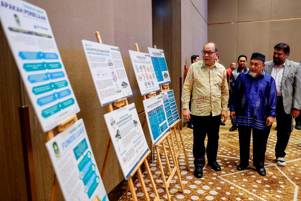 Exco Infrastruktur dan Pertanian Negeri Selangor Datuk Ir Izham Hashim (kiri) bersama Pengarah Lembaga Urus Air Selangor (LUAS) Ir Ts Dr Mohmad Asari Daud (dua,kiri) melihat pelan pengurusan lembangan Sungai Langat pada Program Bengkel Semana Semula Pelan Pengurusan Bersepadu Lembangan Sungai Langat, Lembangan Sungai Selangor dan Lembangan Sungai Klang (IRBM) 2022- 2030 hari ini- fotoBERNAMA