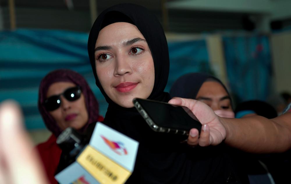 SHAH ALAM, 5 April -- Pelakon Diana Danielle ditemui pemberita sebaik hadir di Mahkamah Tinggi Syariah Shah Alam hari ini bagi sebutan kes hadanah iaitu hak penjagaan dua anaknya hasil perkahwinan bersama pelakon Farid Kamil. - fotoBERNAMA