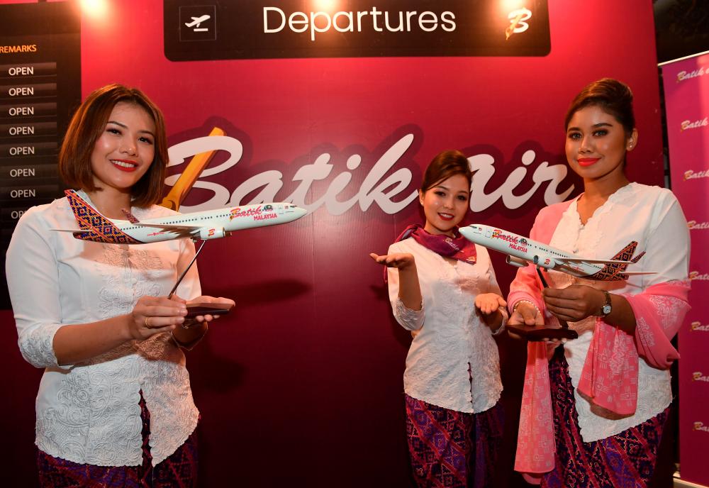 Batik Air cabin crew showing the new Boeing 737-8 aircraft model at the event. - BERNAMAPIX