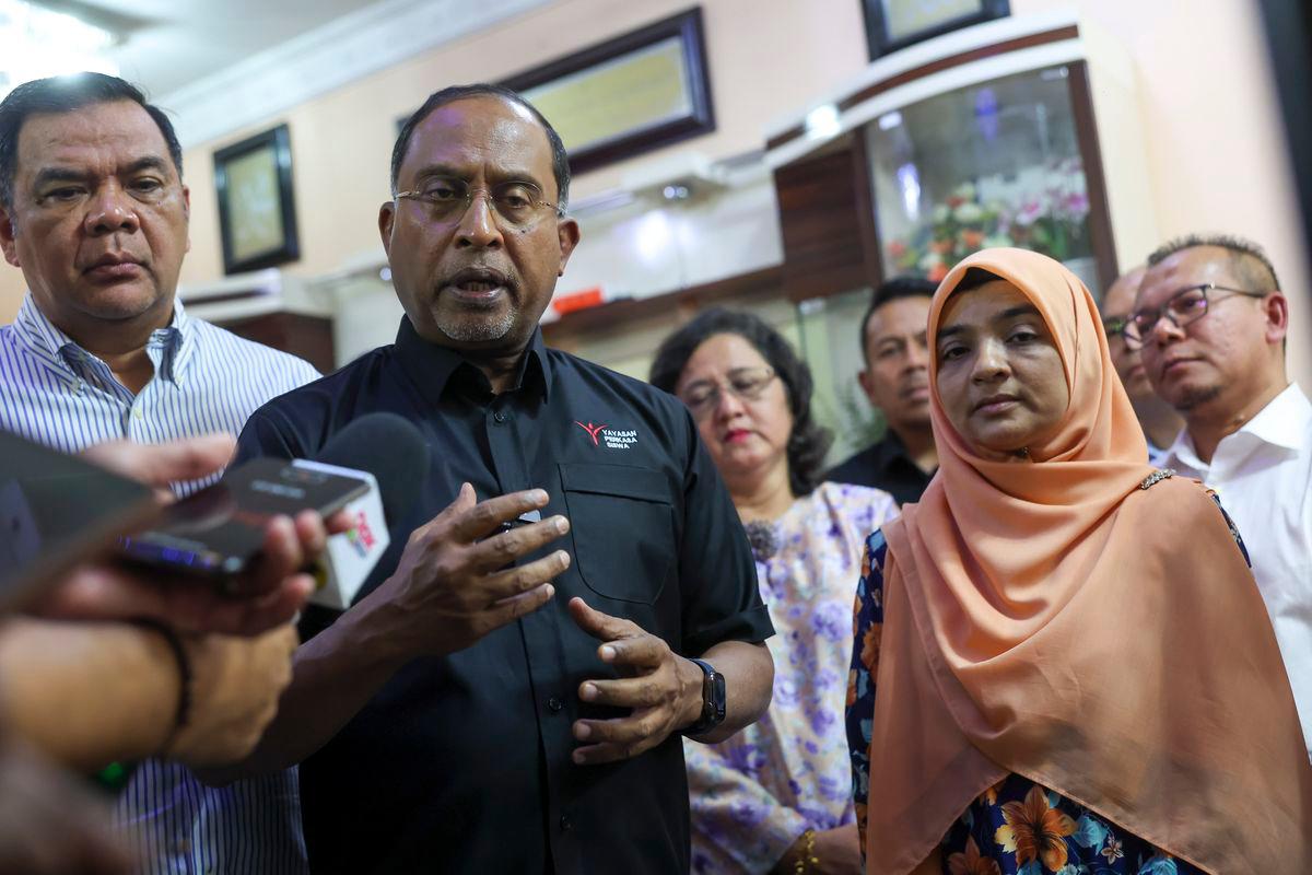 Menteri Pendidikan Tinggi Datuk Seri Dr Zambry Abd Kadir (dua, kiri) bercakap kepada media selepas menziarahi waris kepada Syamsul Haris Shamsudin Ummu Haiman Bee Daulatgum (dua, kanan) yang telah meninggal dunia ketika menjalani latihan Palapes Universiti Teknologi Mara (UTM) di Taman Pelangi Semenyeh hari ini- BERNAMA