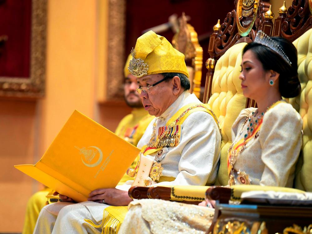 Sultan of Selangor, Sultan Sharafuddin Idris Shah gives his speech at the Selangor state honors and awards ceremony in conjunction with his 74th Birthday today. - Bernama