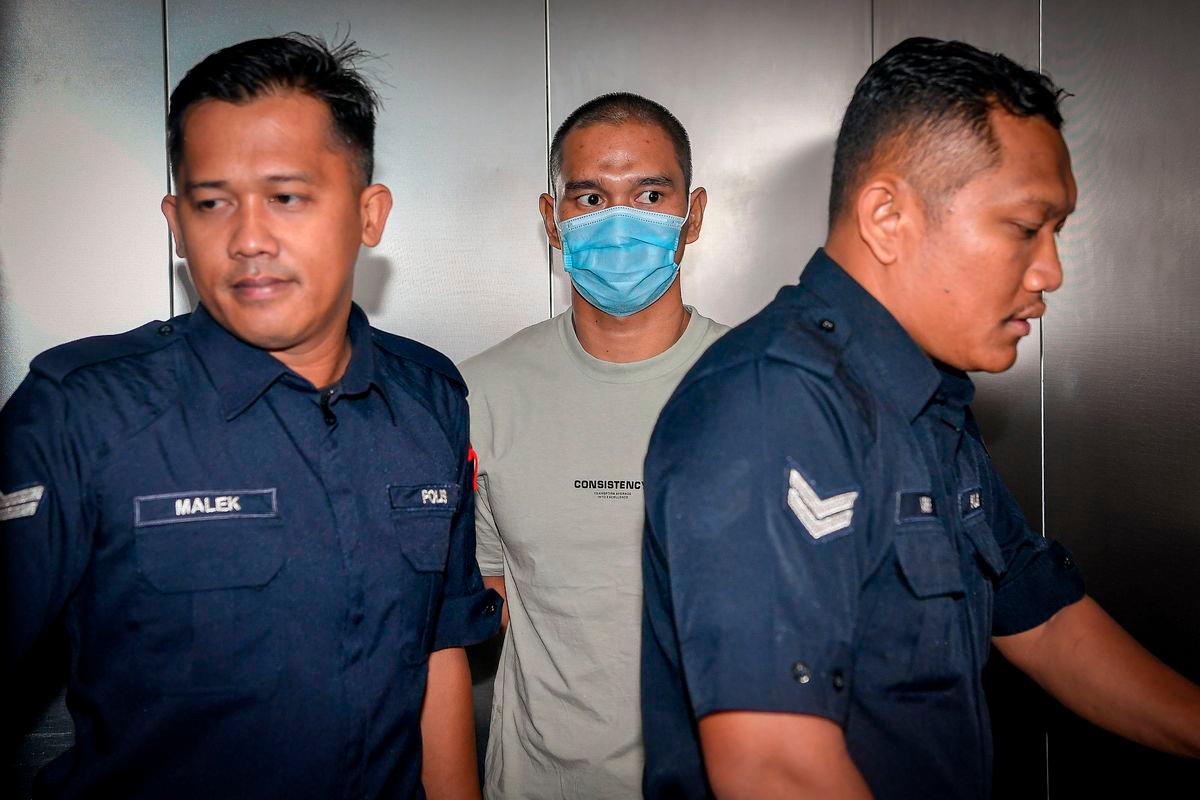 Anggota polis Lans Koperal Muhammad Alif Monjani (tengah), yang didakwa membunuh Nur Farah Kartini Abdullah yang mayatnya ditemukan di ladang kelapa sawit pada tahun lepas, mengaku tidak bersalah atas pertuduhan itu di Mahkamah Tinggi di sini hari ini. fotoBERNAMA
