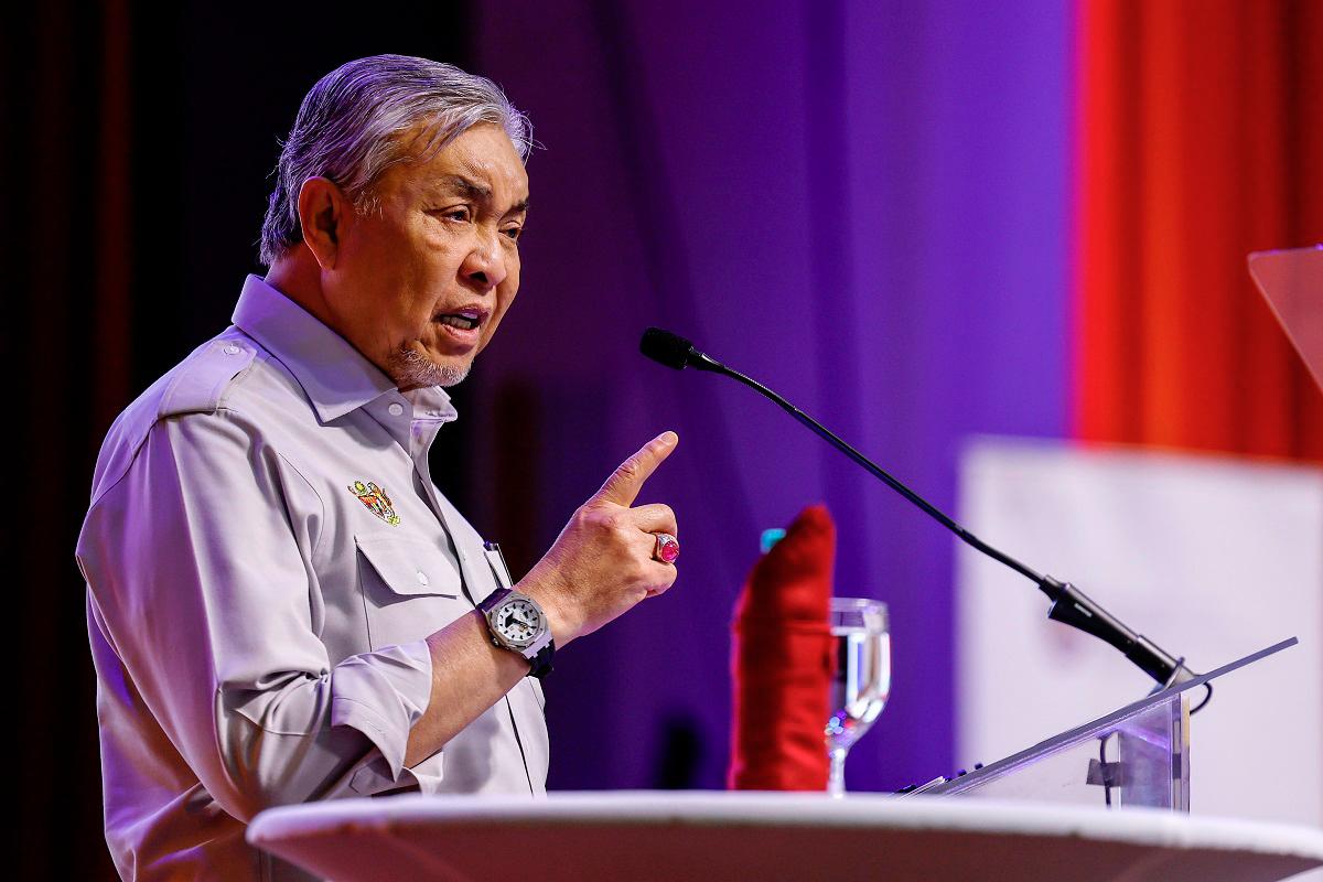 Timbalan Perdana Menteri Datuk Seri Dr Ahmad Zahid Hamidi menyampaikan ucapan pada Program Outreach PuTERA35@Universiti Teknologi Mara (UiTM) Puncak Alam di Dewan Berlian, UiTM Kampus Puncak Alam hari ini. - Bernama