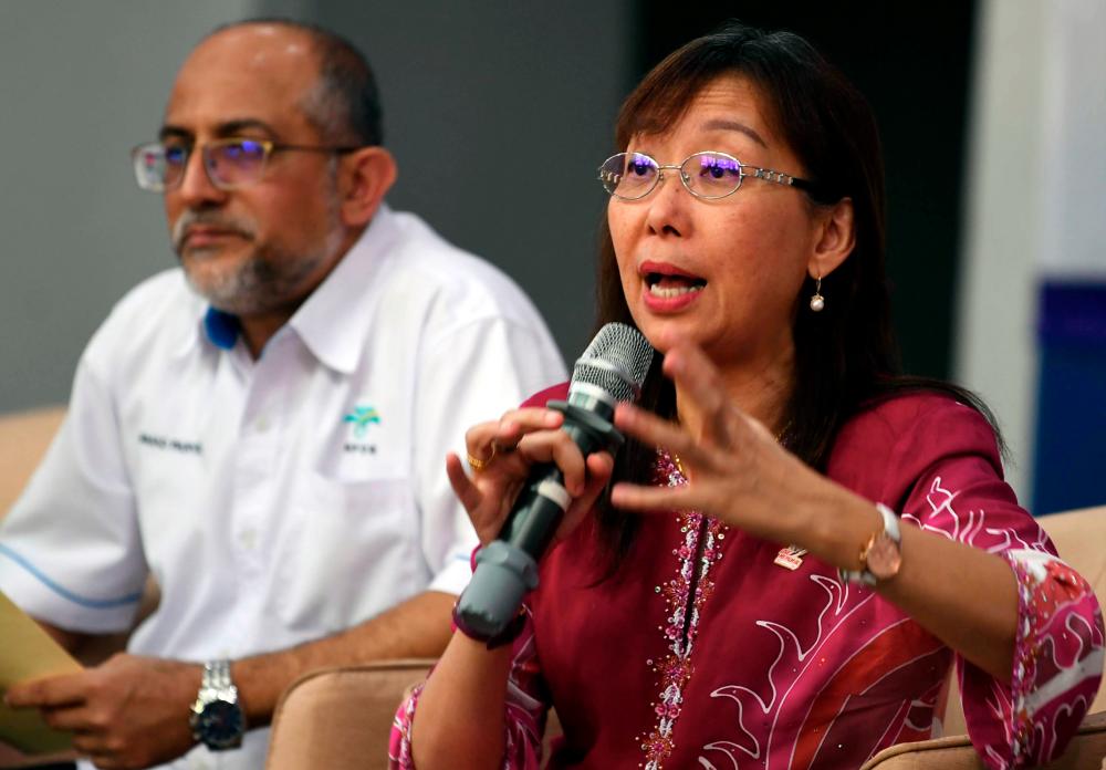 Primary Industries Minister Teresa Kok (R) speaks during a press conference after a briefing on the Malaysian Sustainable Palm Oil (MSPO) Certification Scheme and a dialogue with Selangor oil palm growers, in Kuala Selangor today. - Bernama