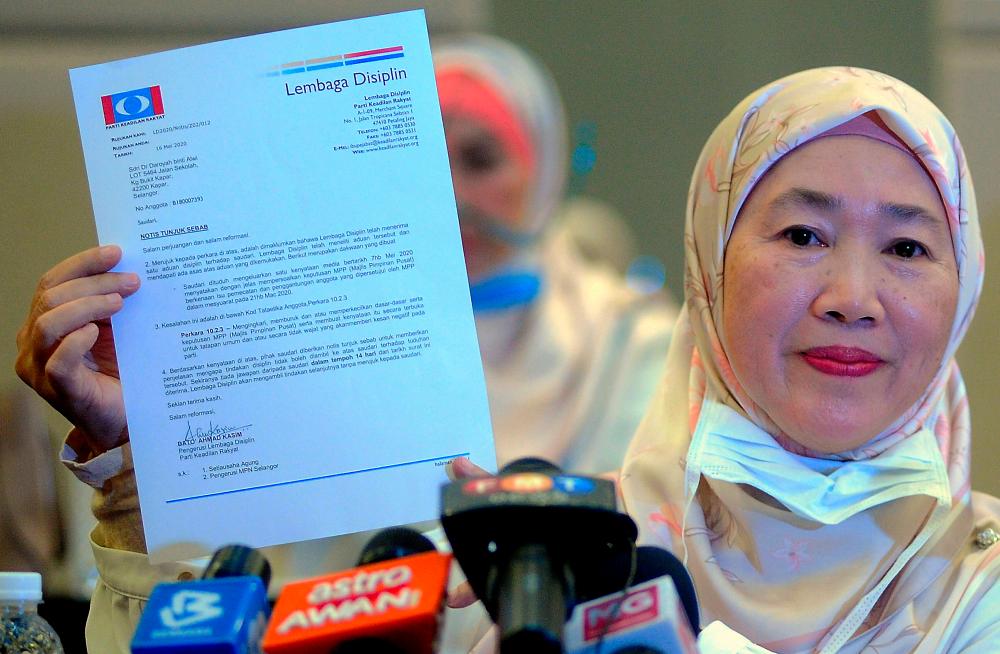 PKR deputy women’s wing chief Dr Daroyah Alwi, who is also Sementa assemblyman, presents a demonstration letter during a special press conference on leaving PKR today. - Bernama