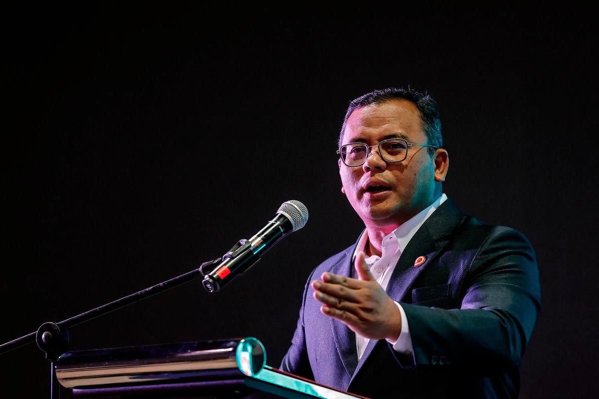 Menteri Besar Selangor Datuk Seri Amirudin Shari menyampaikan ucapan pada Majlis Penyerahan Bantuan Sekolah Negeri Selangor 2025 di Dewan Konvensyen Majlis Bandaraya Diraja Klang (MBDK), Bandar Bukit Raja hari ini.- fotoBERNAMA