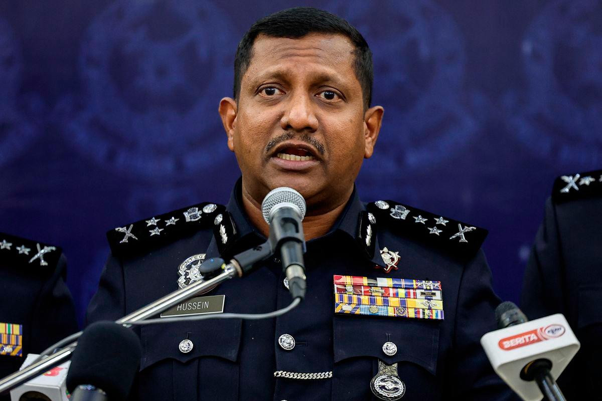 Pengarah Jabatan Siasatan Jenayah Narkotik (JSJN) Bukit Aman, Datuk Hussein Omar Khan bercakap pada sidang media mengenai kejayaan JSJN dalam menumpaskan sindiket pengedaran dadah jenis bunga ganja di sekitar negeri Selangor bernilai RM5.9 juta di Mes Pegawai Kanan Polis, Ibu Pejabat Polis Kontinjen Selangor, hari ini. - BERNAMA