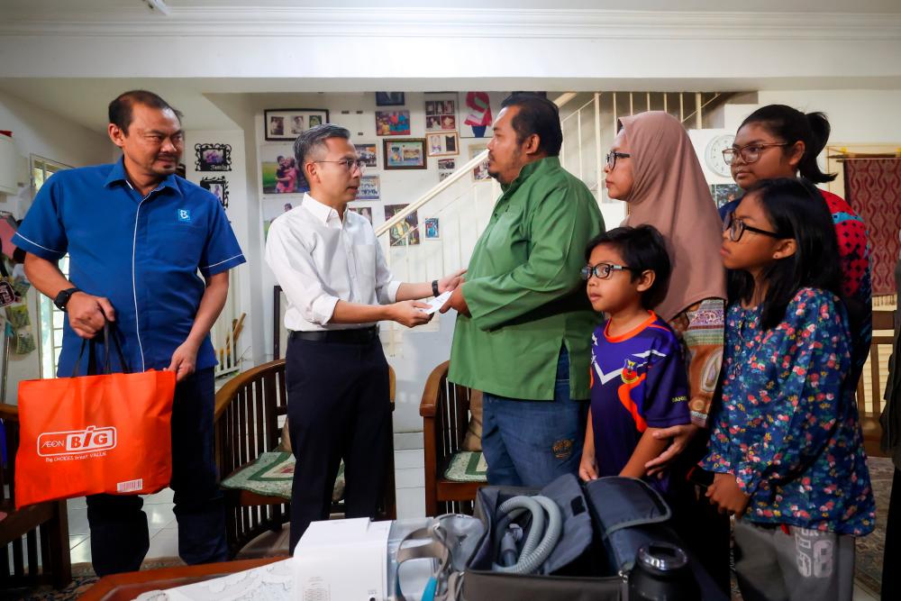 SERI KEMBANGAN, April 14 -- Minister of Communications and Digital Fahmi Fadzil (second, left) presents a donation to former Utusan Malaysia journalist Muhammad Basir Abu Bakar (third, left) and his wife Noor Azlina Jaafar (fourth, left) at the Kasih@HAWANA 2023 program today. BERNAMAPIX