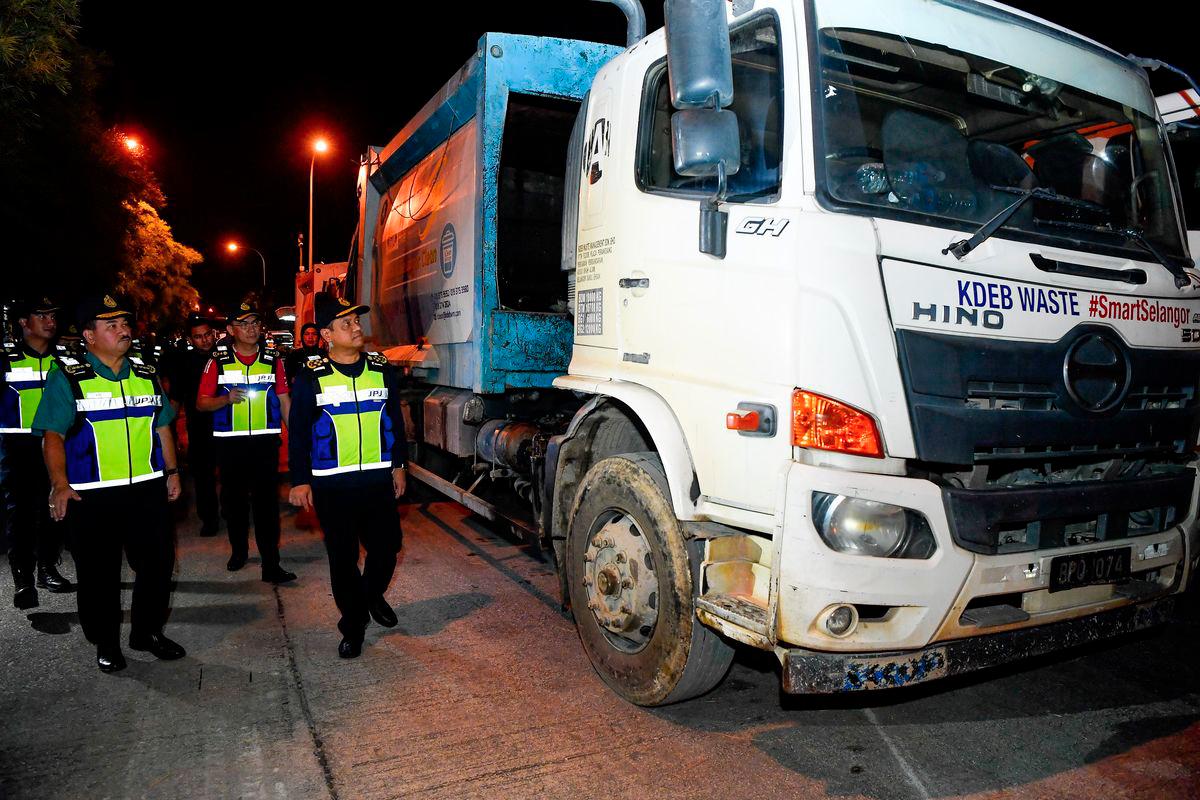 The Director-General of the Road Transport Department (JPJ) Malaysia, Datuk Aedy Fadly Ramli (right), inspects a lorry that was stopped during a JPJ Special Operation held on Jalan Klang - Banting, Telok Panglima Garang, Kuala Langat. - fotoBERNAMA
