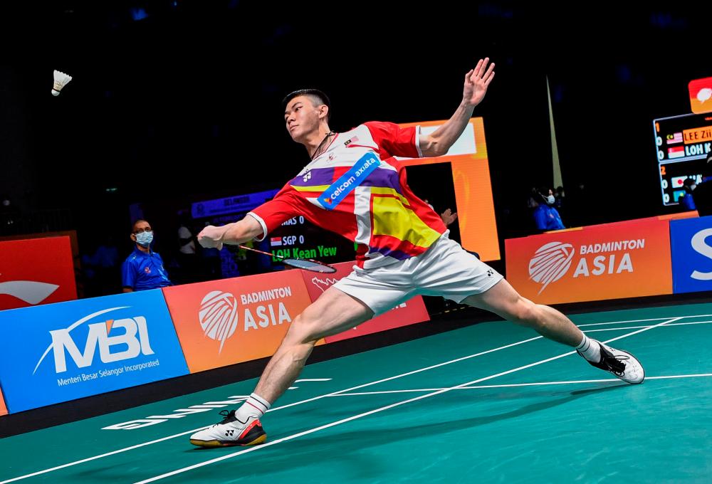 SHAH ALAM, 16 Feb -- Pemain perseorangan lelaki negara Lee Zii Jia ketika beraksi menentang pasukan Singapura Loh Kean Yew pada Kejohanan Badminton Berpasukan Asia (BATC) 2022 di Pusat Konvensyen Setia City (SCCC) hari ini.--fotoBERNAMA