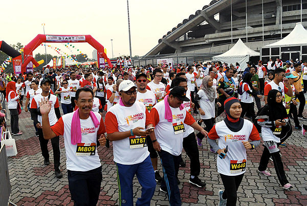 More than 2,000 participants join the ‘Selangor Corporate Colour Run 2019’ for a distance of 3km or 5km at the Shah Alam Stadium, today. — Bernama