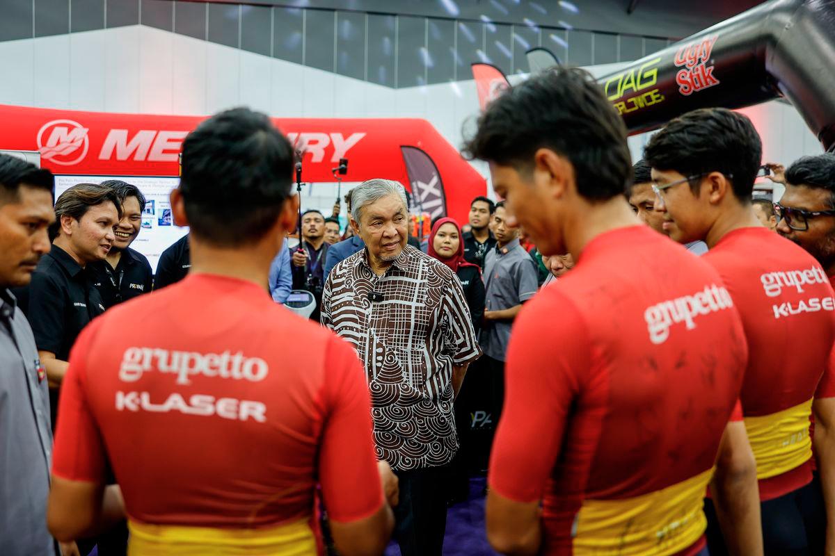 Timbalan Perdana Menteri Datuk Seri Dr Ahmad Zahid Hamidi melawat reruai pada Majlis Perasmian ASEAN Sports Industry Expo 2025 di Pusat Konvensyen Setia City hari ini. - BERNAMA