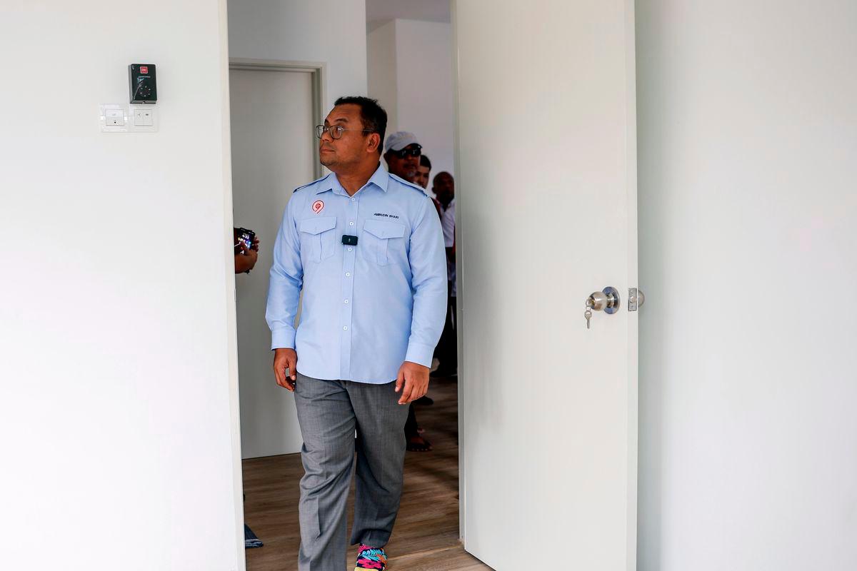 Selangor Menteri Besar Datuk Seri Amirudin Shari inspected the reconstruction and repair works of the houses of victims affected by the explosion and fire incident in Putra Heights last April, at Kampung Kuala Sungai Baru today. – BERNAMA