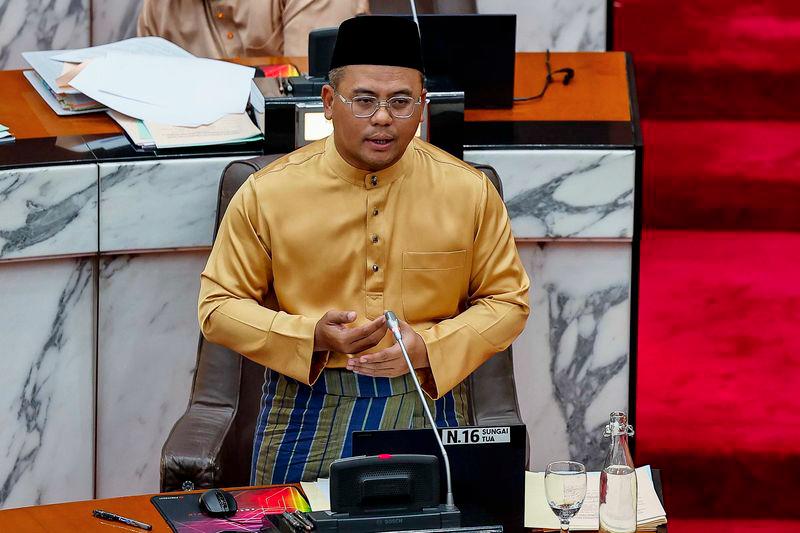 Menteri Besar Selangor Datuk Seri Amirudin Shari ketika sesi soalan lisan pada Mesyuarat Pertama Persidangan Penggal Ketiga Dewan Undangan Negeri (DUN) Selangor ke-15 di Bangunan Dewan Negeri Selangor hari ini. - fotoBERNAMA