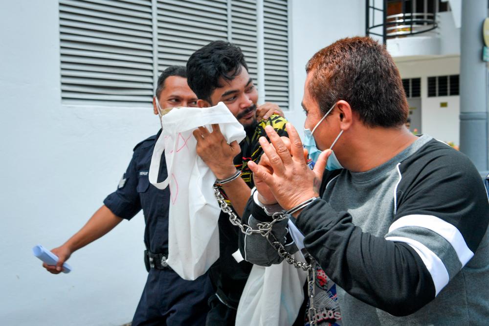 BANGI, 22 Nov -- Penganggur Muhammad Hafiz Ghazali, 32, dijatuhi hukuman penjara lima tahun dan dua sebatan oleh Mahkamah Sesyen Bandar Baru Bangi hari ini kerana merompak seorang doktor sebuah klinik dan pembantunya dengan mengacukan parang ke arah mereka. fotoBERNAMA