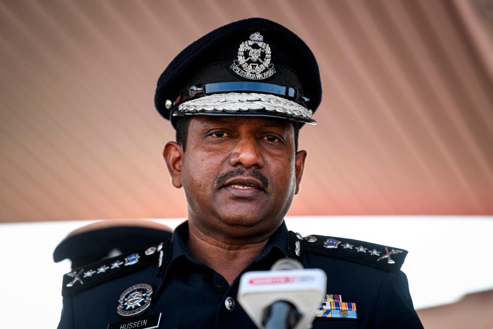 SERDANG, 1 Ogos -- Ketua Polis Selangor Datuk Hussein Omar Khan bercakap ketika sidang media pada Majlis Perbarisan Ulang Tahun Polis Bantuan Ketujuh Sime Darby Property Berhad di Universiti Putra Malaysia (UPM) hari ini. fotoBERNAMA