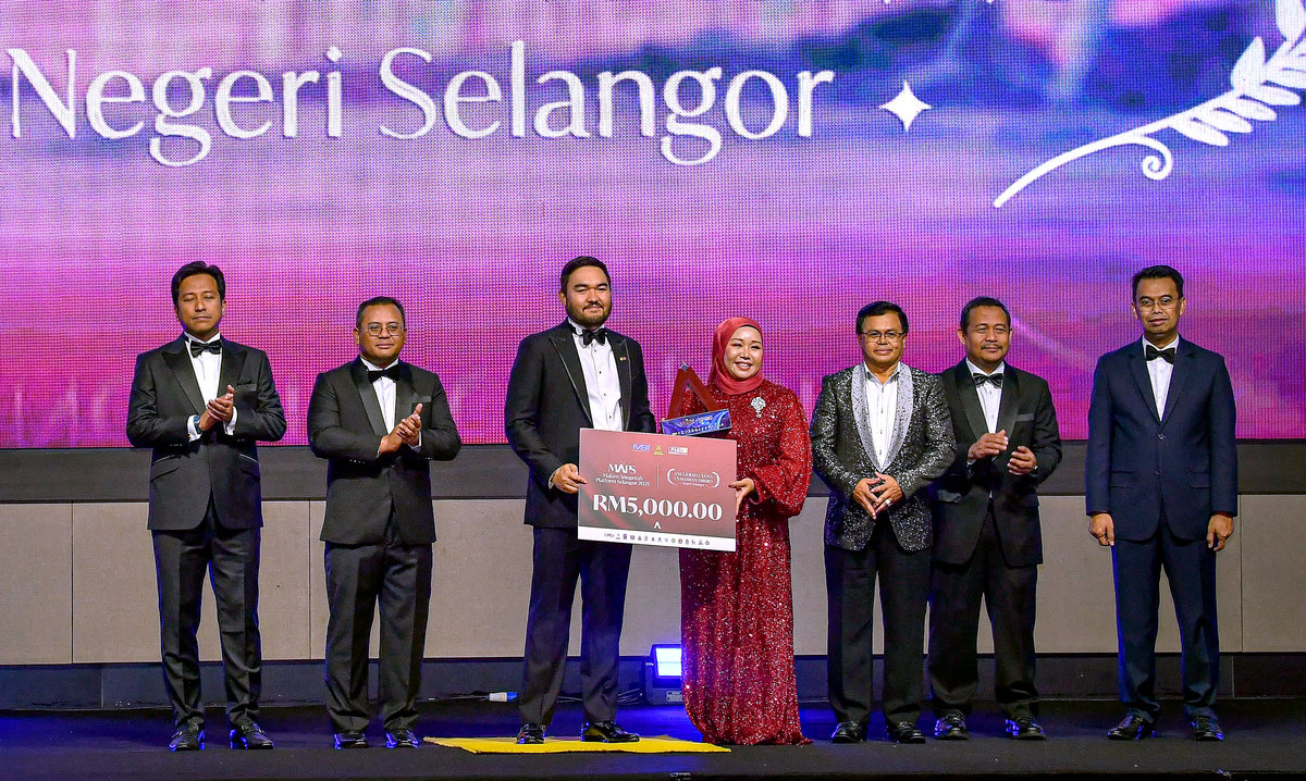 The Raja Muda of Selangor, Tengku Amir Shah (third from left), graciously presented the Selangor State Top Micro Entrepreneur Award to coffee entrepreneur Opu Kartinie Ramli (fourth from right) during the Selangor Platform Awards Night 2025 held here today. Also in attendance were the Selangor Chief Minister, Datuk Seri Amirudin Shari (second from left), Selangor State Executive Councillor for Youth, Sports and Entrepreneurship, Mohd Najwan Halimi (left), and the Chief Executive Officer of Menteri Besar Selangor (Incorporated) \[MBI], Datuk Saipolyazan M Yusop (right). – BERNAMA