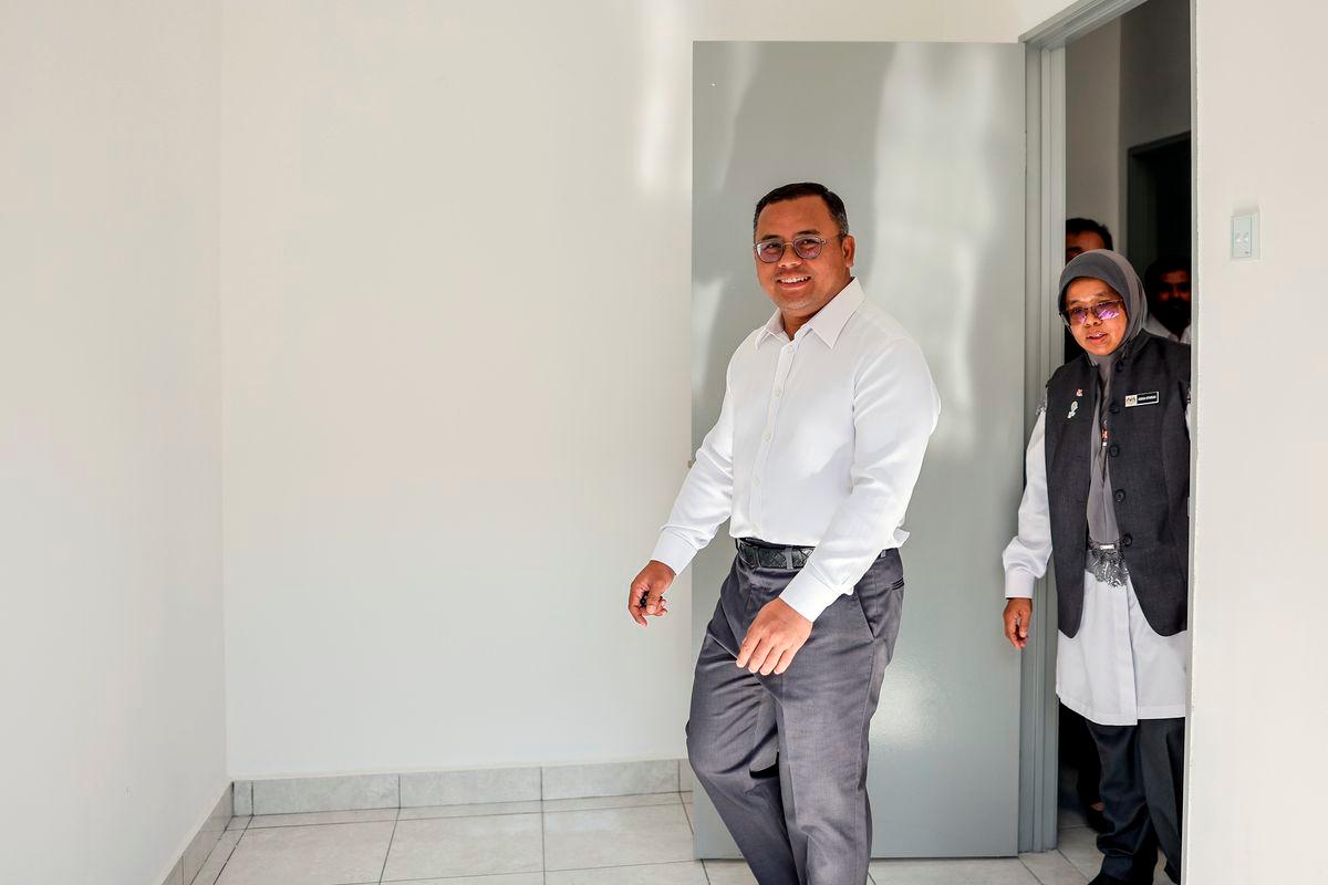 Selangor Menteri Besar Datuk Seri Amirudin Shari, together with Deputy Minister of Housing and Local Government Datuk Aiman Athirah Sabu, inspecting the interior of a residential unit during the Offer Letter Handover Ceremony for the People’s Housing Programme (PPR) Ampar Tenang, Dengkil, held at the PPR Ampar Tenang Community Hall today. – BERNAMA