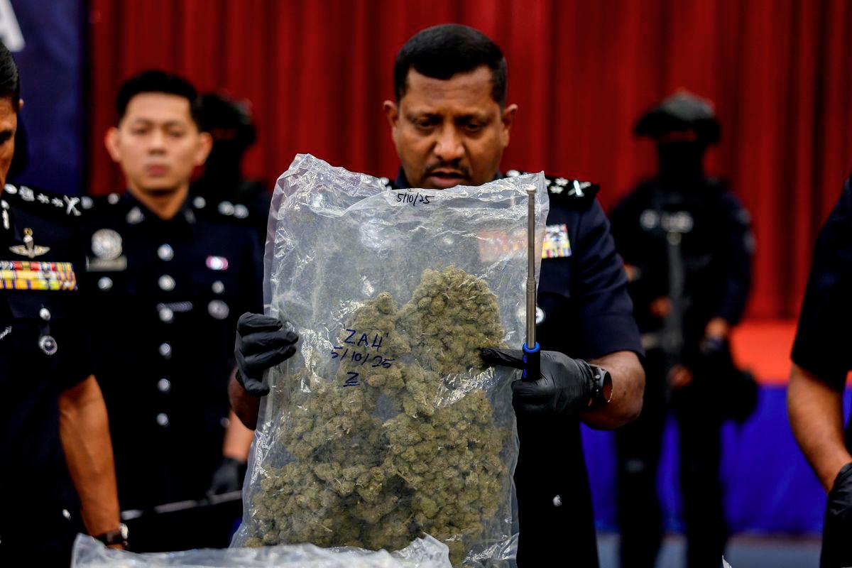 Pengarah Jabatan Siasatan Jenayah Narkotik (JSJN) Bukit Aman, Datuk Hussein Omar Khan melihat barangan rampasan pada sidang media mengenai kejayaan JSJN dalam menumpaskan sindiket pengedaran dadah jenis bunga ganja di sekitar negeri Selangor bernilai RM5.9 juta di Mes Pegawai Kanan Polis, Ibu Pejabat Polis Kontinjen Selangor, hari ini. - BERNAMA