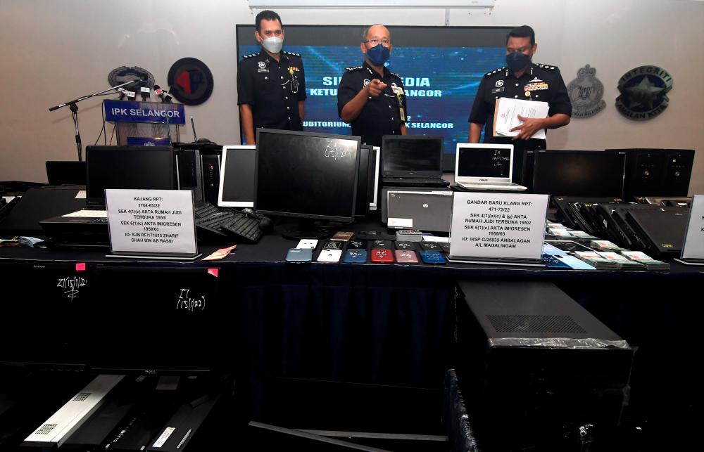 SHAH ALAM, 17 Jan -- Ketua Polis Selangor Datuk Arjunaidi Mohamed (tengah) menunjukkan barangan yang dirampas ketika sidang media berkaitan kejayaan Ops Dadu dan penipuan sijil vaksinasi di Ibu Pejabat Polis Kontinjen Selangor hari ini. fotoBERNAMA