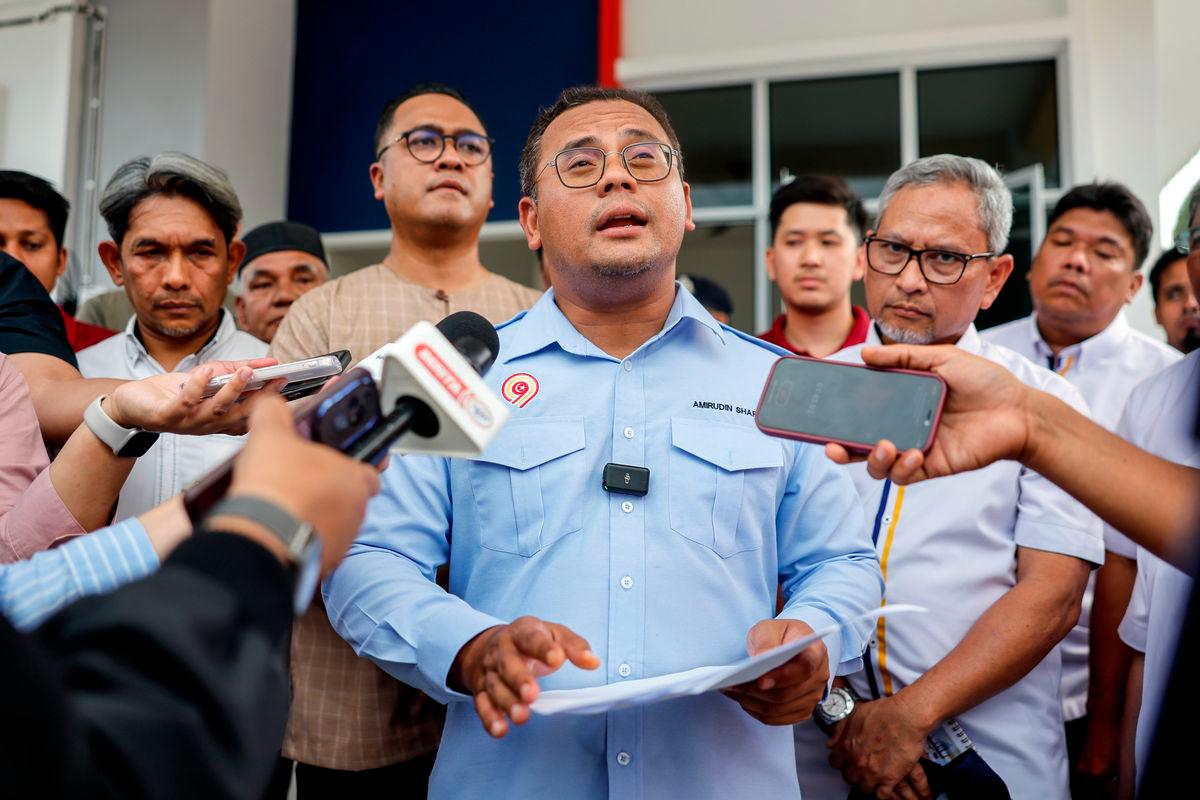 Menteri Besar Selangor Datuk Seri Amirudin Shari bercakap kepada pemberita selepas meninjau pelaksanaan pembinaan semula dan baik pulih rumah mangsa kejadian letupan dan kebakaran di Putra Heights April lalu di Kampung Kuala Sungai Baru hari ini - fotoBERNAMA
