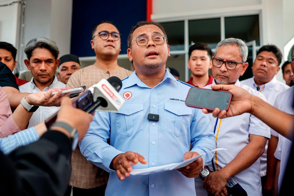Selangor Menteri Besar Datuk Seri Amirudin Shari spoke to reporters after inspecting the reconstruction and repair work on the houses of victims affected by the explosion and fire incident in Putra Heights last April, at Kampung Kuala Sungai Baru today. – BERNAMA