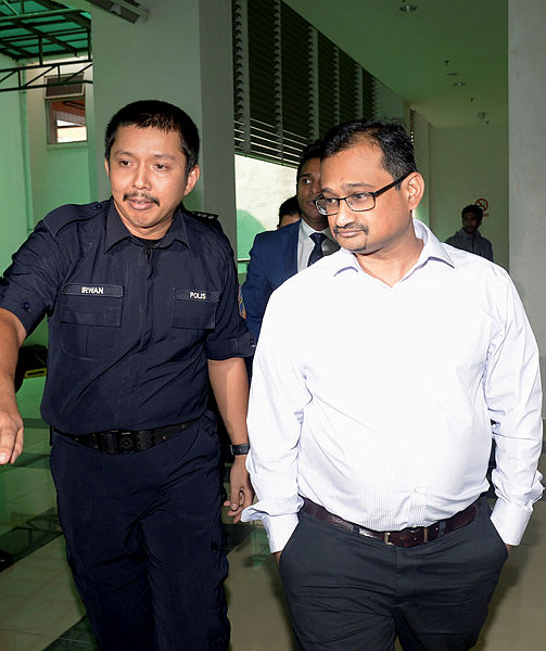Dr M. Nantha Kumeran (R) from the emergency department of Subang Jaya Medical Centre takes part in the inquest proceedings into the death of firefighter Muhammad Adib Mohd Kassim, on Feb 21, 2019. — Bernama