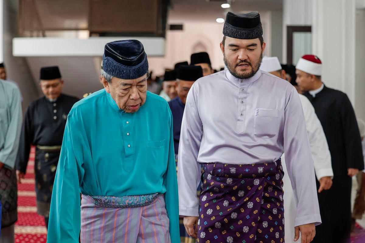 Sultan Selangor Sultan Sharafuddin Idris Shah dan Raja Muda Selangor Tengku Amir Shah berkenan berangkat ke Majlis Bacaan Yasin dan Doa Selamat sempena Hari Pahlawan Peringkat Selangor 2025 di Masjid Tengku Ampuan Jemaah, Bukit Jelutong hari ini. - fotoBERNAMA