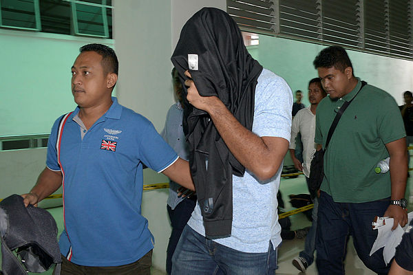 Chief of the Kajang police station Mohd Alfian Mohd Zainal walks into the Shah Alam sessions court to face two bribery charges. — Bernama