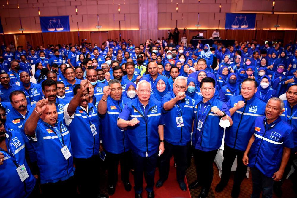 SHAH ALAM, 31 July -- Chairman of the Barisan Nasional (BN) Advisory Board, Datuk Seri Najib Tun Razak (centre) poses with BN members after delivering a keynote address at the 2022 Selangor State BN Convention at Setia City Convention Centre, Setia Alam today. BERNAMAPIX