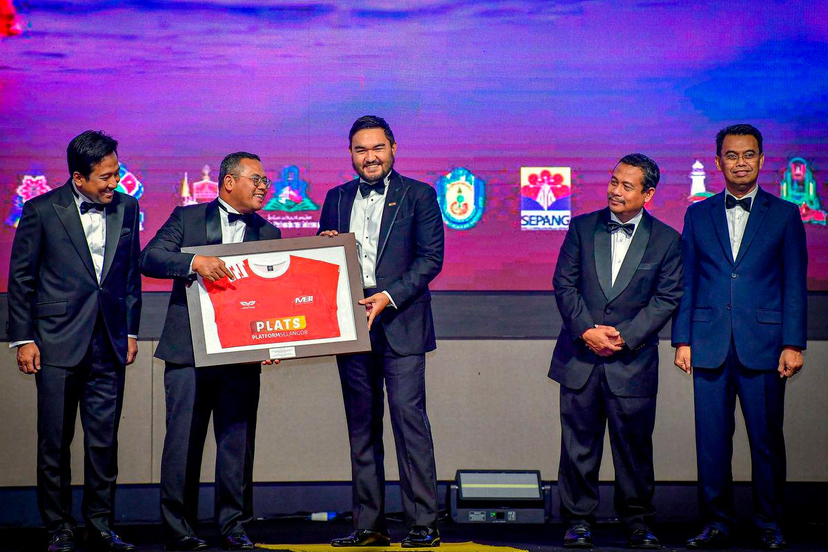 Raja Muda Selangor Tengku Amir Shah (tengah) berkenan menerima cenderahati daripada Menteri Besar Selangor Datuk Seri Amirudin Shari (dua, kiri) ketika berangkat ke Malam Anugerah Platform Selangor 2025 di sini hari ini. - FotoBernama