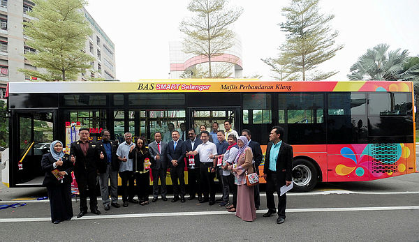 Selangor Local Government, Public Transportation, and New Village Development Committee chairman Ng Sze Han (seven, left) posing for a picture after launching the KLG3 and KLG4 Selangor Smart Bus routes the Klang Municipal Council (MPK). — Bernama