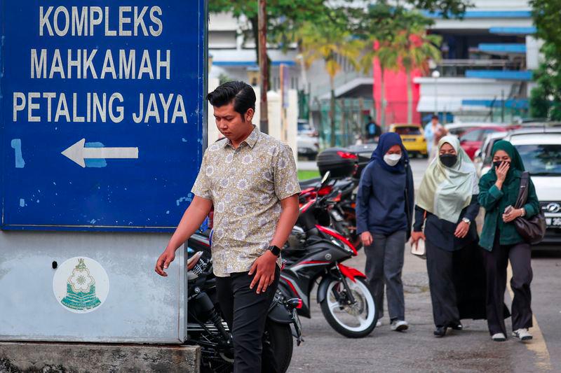 Zaim Ikhwan Zahari (kiri) bersama isterinya Ismanira Abdul Manaf (dua, kanan) ditemani ahli keluarga hadir bagi sambungan bicara kes ibu bapa Allahyarham Zayn Rayyan yang didakwa atas pertuduhan mengabaikan kanak-kanak autistik itu di Mahkamah Sesyen Petaling Jaya hari ini. - fotoBERNAMA