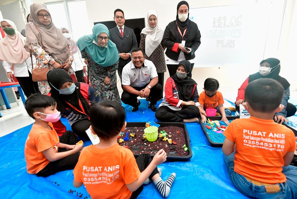 SHAH ALAM, 12 Jan -- Menteri Besar Selangor Datuk Seri Amirudin Shari (tengah) beramah mesra bersama murid-murid istimewa di Pusat Prasekolah Anak Istimewa Selangor (Anis) di Seksyen 7, selepas menyempurnakan perasmian prasekolah khas tersebut hari ini.