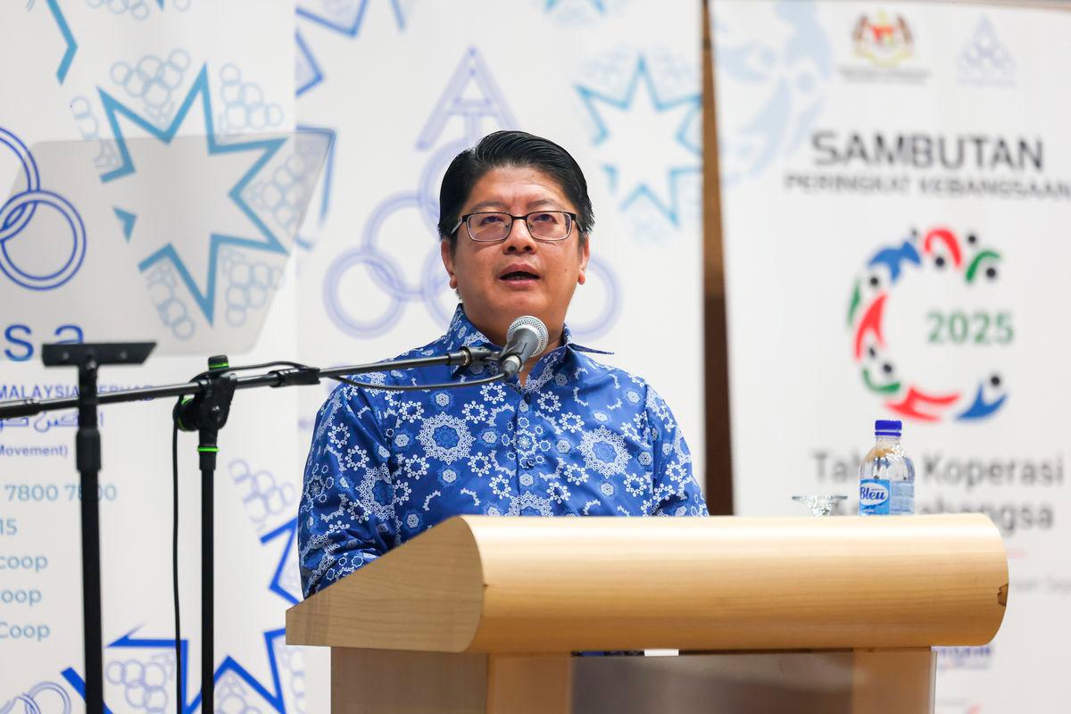 Menteri Pembangunan Usahawan dan Koperasi Datuk Ewon Benedick - fotoBERNAMA