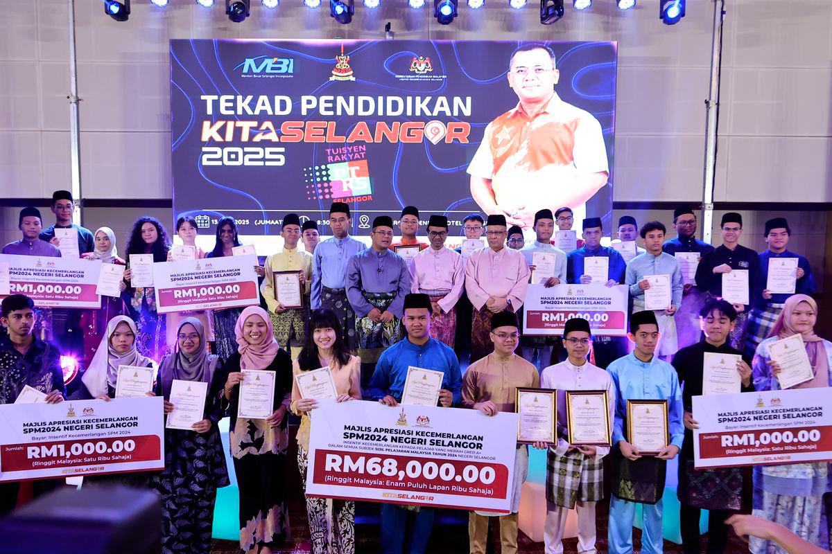Menteri Besar Selangor Datuk Seri Amirudin Shari bergambar bersama anak-anak Selangor yang cemerlang dalam peperiksaan SPM 2024 pada Program Tekad Pendidikan Kita Selangor 2025 di Bandar Baru Bangi hari ini. - fotoBERNAMA