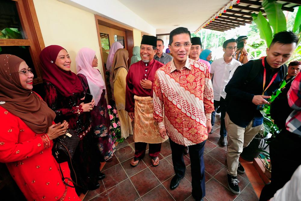 Minister of Economic Affairs Datuk Seri Mohamed Azmin Ali (C) is accompanied by Datuk Mohd Amin Ahmad Ahya when attending an open house in conjunction with the Hari Raya Aidilfitri celebration at Seri Indera, Section 7 Shah Alam on June 14, 2019. - Bernama