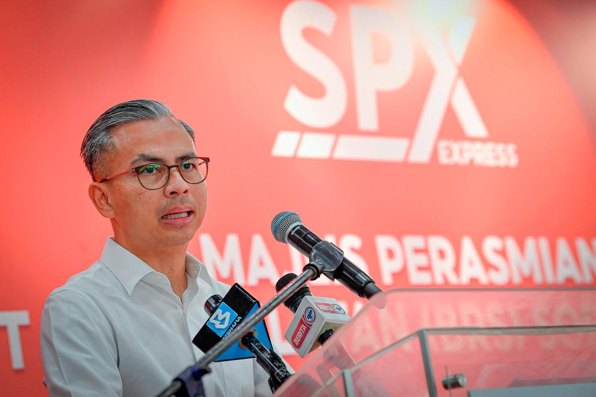 Menteri Komunikasi Datuk Fahmi Fadzil berucap ketika hadir merasmikan Sorting Centre SPX Express (SPX) di Bukit Raja Selatan, Shah Alam hari ini. - Bernama