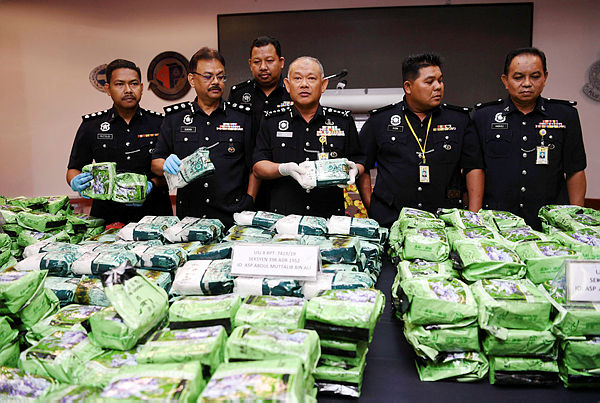 Selangor police chief Datuk Noor Azam Jamaludin (third from right) at the Selangor Narcotics Crime Investigation department, shows a portion of the 556.2 kg of drugs confiscated today.