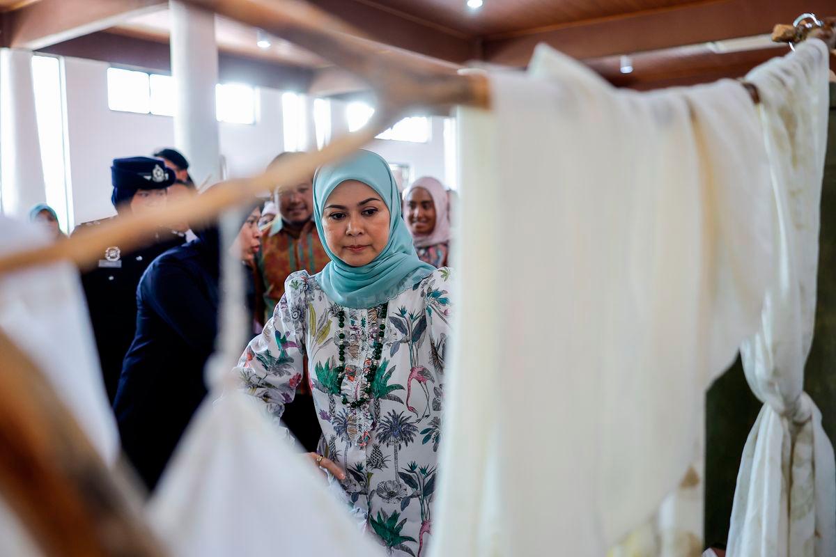The Tengku Permaisuri of Selangor, Tengku Permaisuri Norashikin, graciously visited the booths at the Opening Ceremony of *Warna-Warni Botani: Fabrication Festival* at the National Botanical Garden in Shah Alam today. – BERNAMA