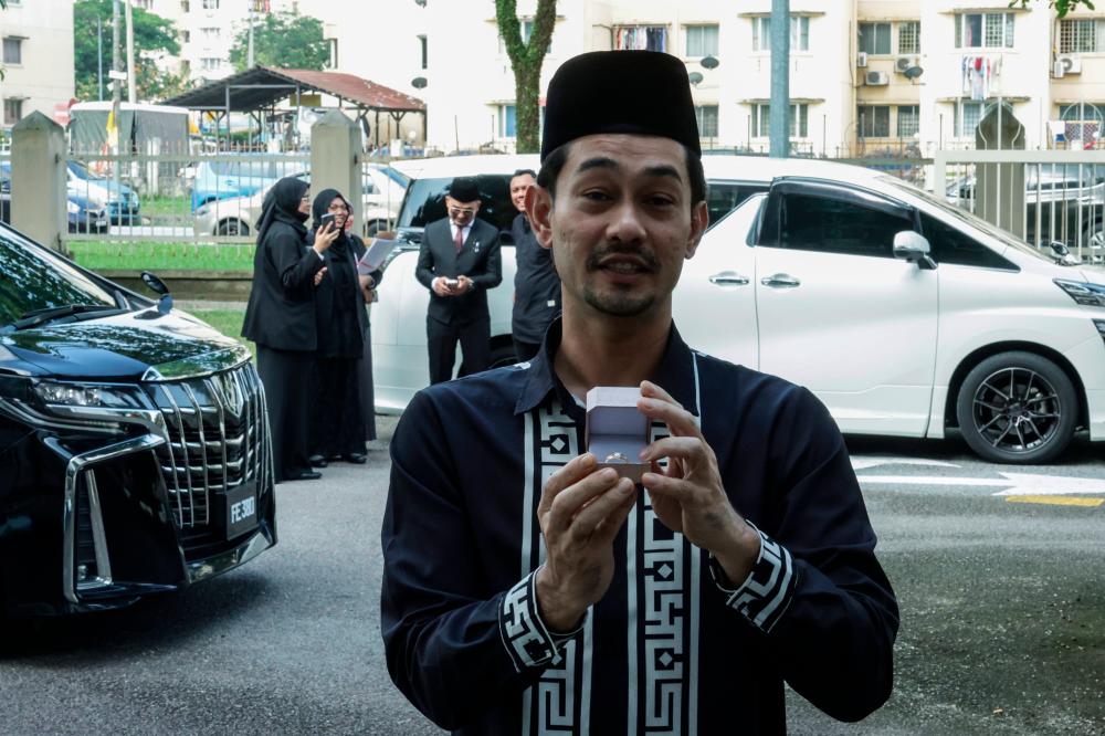 PETALING JAYA, 28 March -- Actor Farid Kamil showed off his wedding ring after leaving the Petaling Syariah Lower Court, Subang Bestari today after the divorce application was filed by his wife who is also actress Diana Danielle. BERNAMAPIX