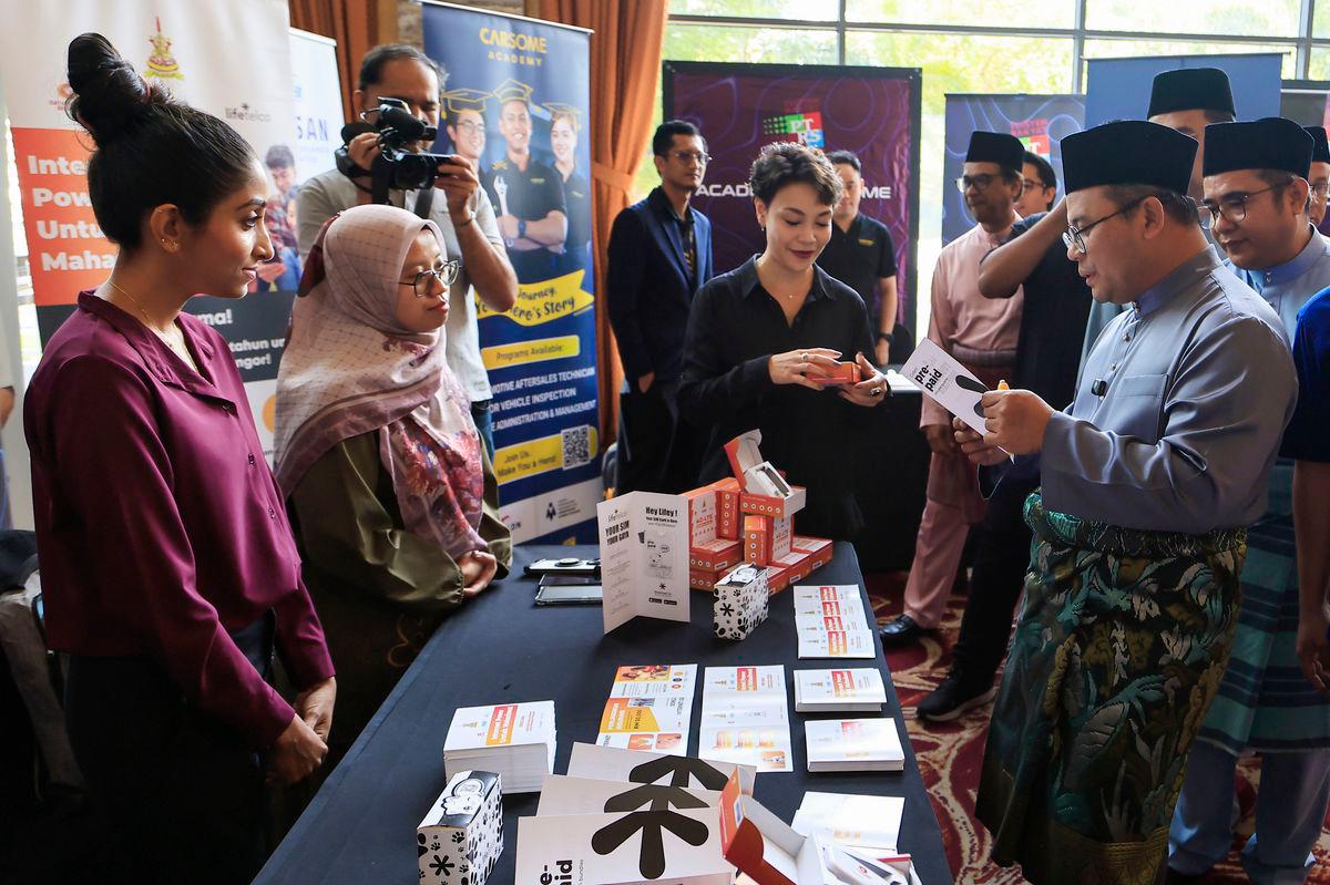 Menteri Besar Selangor Datuk Seri Amirudin Shari melawat reruai pameran selepas merasmikan Program Tekad Pendidikan Kita Selangor 2025 di Bandar Baru Bangi hari ini. fotoBERNAMA