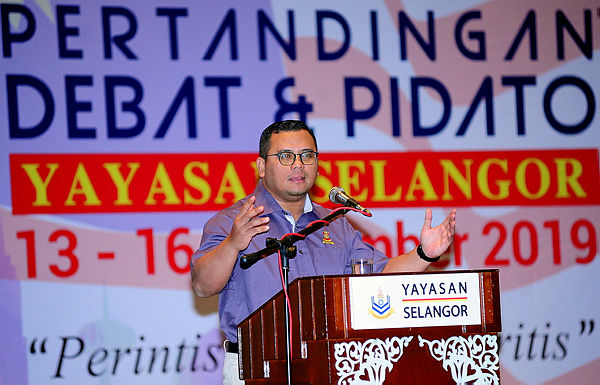 Selangor Mentri Besar Amirudin Shari speaking at the Yayasan Selangor Debating and Elocution Competition XI at Klang hotel today. — Bernama