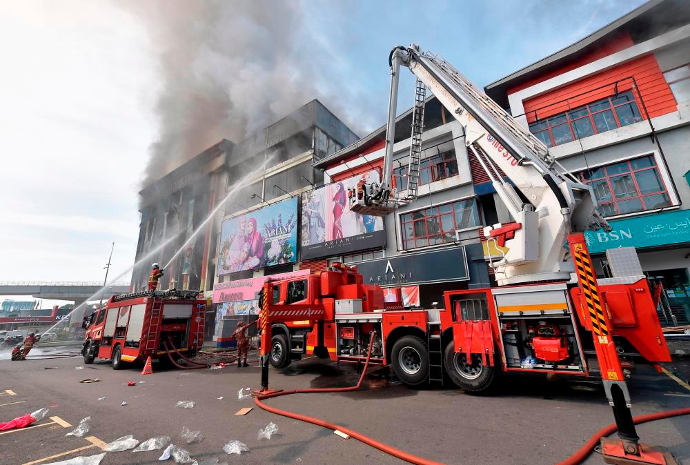 SHAH ALAM, Jan 1 -- Members of the Malaysian Fire and Rescue Department (JBPM) put out the fire in a fire incident at a prominent textile warehouse Jakel Shah Alam branch in Section 7 today. BERNAMAPIX
