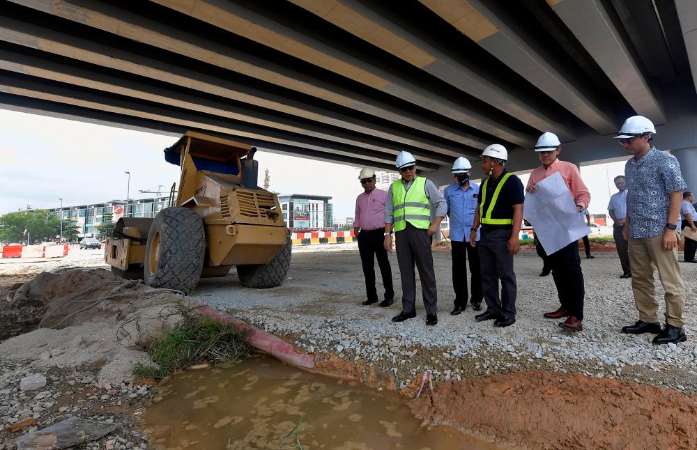 BANTING, Feb 2 -- Chairman of the Selangor State Infrastructure and Agriculture Standing Committee, Ir Izham Hashim (second, left) during a visit to the Saujana Putra City Bridge construction site at Persiaran Saujana Putra today. BERNAMAPIX